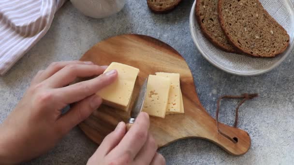 Gesundes Ernährungskonzept Frühstück Superfood Kochen Sandwich Frisches Vollkornbrot Mit Käse — Stockvideo