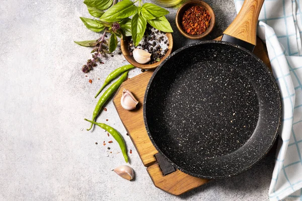 Empty Skillet Vegetables Spices Herbs Gray Stone Background Food Cooking — Stock Photo, Image