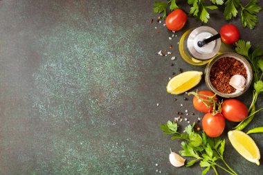 Sağlıklı gıda vejetaryen gıda geçmişi. Koyu arka planda yemek pişirmek için çeşitli baharatlar ve otlar. Yukarıdan bak. Boşluğu kopyala.