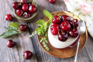 Kırsal bir masada vişneli jöleli panna cotta. İtalyan tatlısı, ev yapımı mutfak.. 