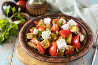 Sağlıklı diyet düşük karbonhidrat. Köy ahşap bir masada ızgara patlıcanlı, domatesli ve peynirli salata..