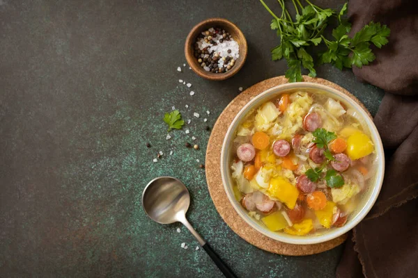 전통적 젤리나카 양배추 수프에 소세지와 야채를 그릇을 얹는다 위에서 — 스톡 사진