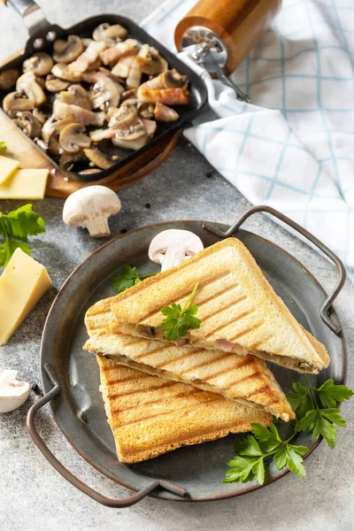 Heerlijke Club Sandwich Zelfgemaakte Gegrilde Kaas Spek Champignons Sandwich Voor — Stockfoto