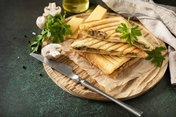 Roti Lapis Lezat Dengan Keju Panggang Daging Dan Jamur Sarapan — Stok Foto