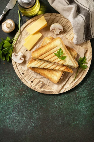 Вкусный Сэндвич Жареным Сыром Беконом Грибами Домашний Завтрак Тёмном Каменном — стоковое фото