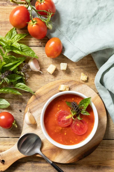 一碗番茄酱汤配罗勒和克罗顿 放在乡村餐桌上 清汤浓汤西红柿 健康饮食低碳水化合物 从上面看 — 图库照片