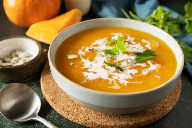 Vejetaryen balkabağı ve kremalı havuç kremalı çorba ve kabak çekirdeği. Rahatlatıcı yiyecekler, sonbahar ve kış sağlıklı yavaş yemek konsepti.