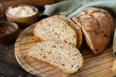 Ev yapımı pişirme. Tam buğday tanelerinden ekmek, buğday kepeği, tohumlar, kırsal masa üzerinde biyolojik malzemeler, sağlıklı yaşam tarzı.. 