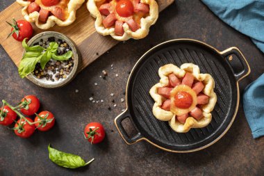 Mini pizza, kahvaltı. Peynirli ve domatesli fırında pizza. Yukarıdan görüntüle.