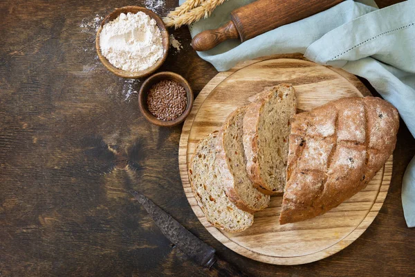 Domácí Pečení Chléb Celozrnných Zrn Pšenice Pšeničné Otruby Semena Bio — Stock fotografie
