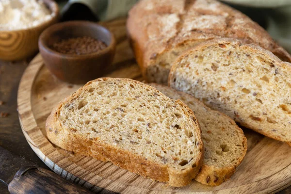 Chléb Celozrnných Zrn Pšenice Pšeničné Otruby Semena Bio Ingredience Rustikálním — Stock fotografie