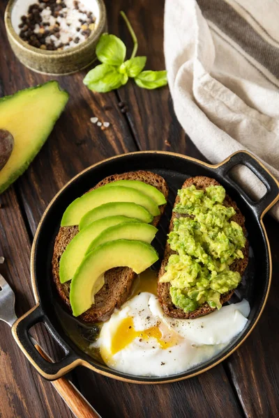 Healthy Breakfast Sandwich Avocado Egg Wholemeal Bread Toast Sliced Avocado — Stock Photo, Image