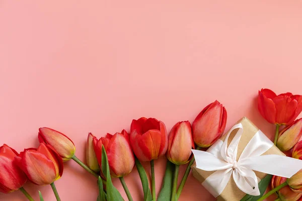Coffret Cadeau Avec Tulipes Rouges Sur Fond Rose Pastel Avec — Photo