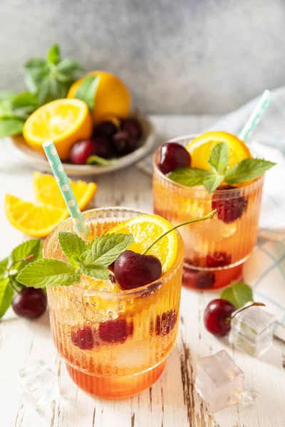 新鮮な夏の飲み物 氷のリフレッシュメントは 木製のテーブルの上にガラスのオレンジチェリーコーラレモネードやモヒートカクテルを飲みます スペースのコピー — ストック写真