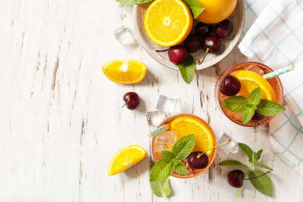 Čerstvý Letní Drink Ledové Občerstvení Pít Pomerančovou Třešňovou Limonádu Nebo — Stock fotografie