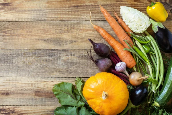 Frisches Gemüse Auf Einem Hölzernen Hintergrund Ernte Vegetarier Gesunde Ernährung — Stockfoto