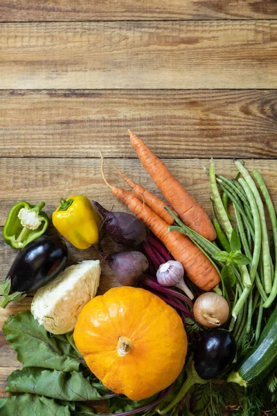 Frisches Gemüse Auf Einem Hölzernen Hintergrund Ernte Vegetarier Gesunde Ernährung — Stockfoto