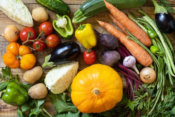 Sayuran Segar Dengan Latar Belakang Kayu Panen Vegetarian Konsep Diet — Stok Foto