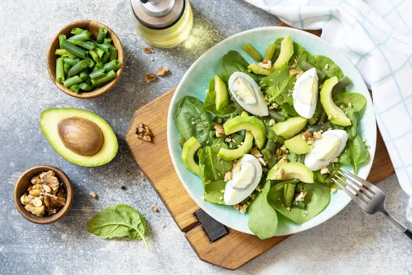 Biologische Groene Avocado Spinazie Salade Met Eieren Groene Bonen Noten — Stockfoto
