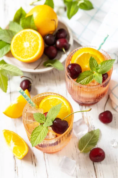 氷のリフレッシュメントは 木製のテーブルの上にガラスのオレンジチェリーコーラレモネードやモヒートカクテルを飲みます 新鮮な夏の飲み物 — ストック写真