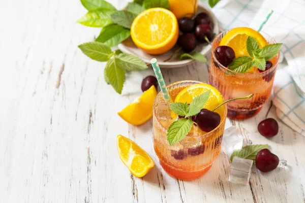 氷のリフレッシュメントは 木製のテーブルの上にガラスのオレンジチェリーコーラレモネードやモヒートカクテルを飲みます 新鮮な夏の飲み物 スペースのコピー — ストック写真