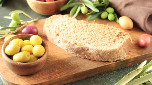Ψωμί Παρθένο Ελαιόλαδο Σερβιρισμένο Παλιές Ξύλινες Σανίδες Ιταλικό Φαγητό Υψηλής — Αρχείο Βίντεο