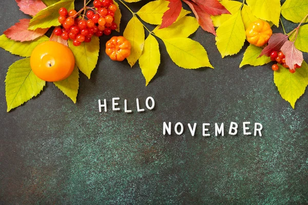Olá Texto Novembro Composição Outono Com Folhas Coloridas Velas Bagas — Fotografia de Stock