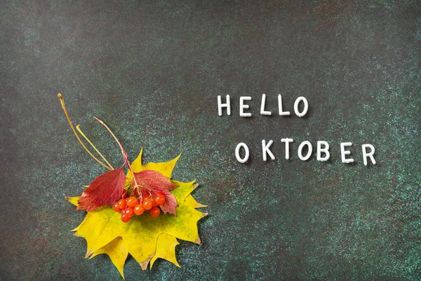 Olá Texto Outubro Composição Outono Com Folhas Coloridas Bagas Natureza — Fotografia de Stock