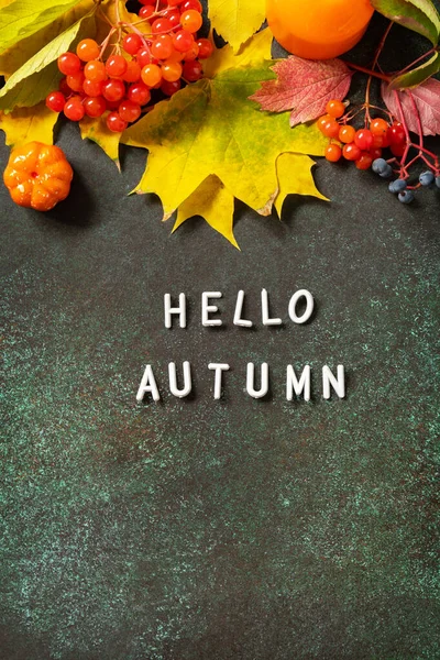 Olá Texto Outono Composição Outono Com Folhas Coloridas Velas Bagas — Fotografia de Stock