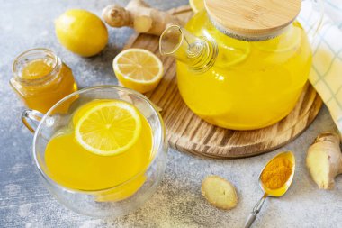 Antioksidan zencefilli, taştan bir masada ballı limonlu çay. Sağlıklı organik vejetaryen içeceği. Kış çayı, bağışıklık artırıcı içecek..