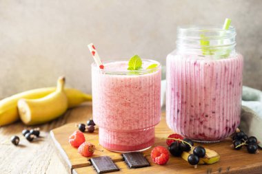 Ahududu, muz ve siyah frenk üzümü. Taze meyveli çeşitli lezzetli milkshake ya da smoothie setleri. Boşluğu kopyala. 