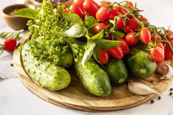 Hemekonomi Höstskördebevarande Färska Tomater Gurkor Och Kryddor För Hälsosam Hemgjord — Stockfoto