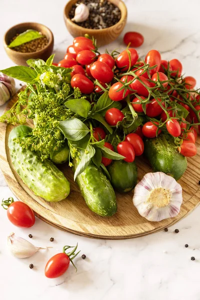 Taze Domates Salatalık Baharatlar Mermer Bir Masada Mayalanmış Sağlıklı Yapımı — Stok fotoğraf