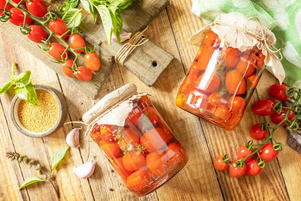 Zdrowe Domowe Sfermentowane Jedzenie Solone Pomidory Marynowane Musztardą Konserwowane Szklanym — Zdjęcie stockowe
