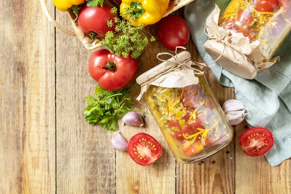 Sağlıklı Yapımı Mayalanmış Yiyecekler Köy Masasında Sebzeli Salata Domatesleri Ekonomisi — Stok fotoğraf