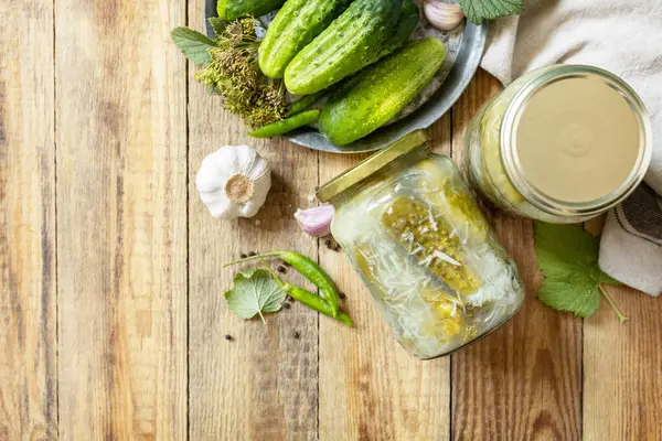 Sağlıklı Yapımı Mayalanmış Yiyecekler Sarımsaklı Salatalık Turşusu Cam Kavanozda Muhafaza — Stok fotoğraf
