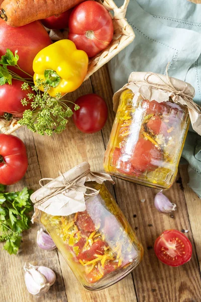 Zdrowe Domowe Sfermentowane Jedzenie Pomidory Sałatkowe Warzywami Rustykalnym Stole Gospodarka — Zdjęcie stockowe