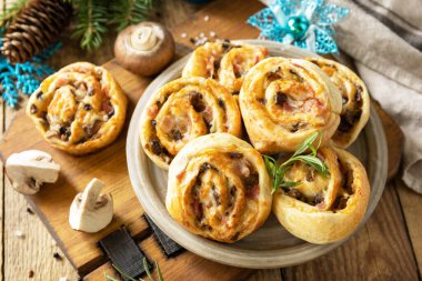 İtalyan aperatifleri. Jambon, mantar ve peynirle doldurulmuş pizzalı börek..