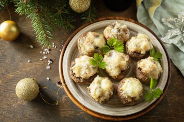 Geleneksel Polonya Noel yemeği masada. Et, pastırma ve peynirle doldurulmuş fırında mantar.. 