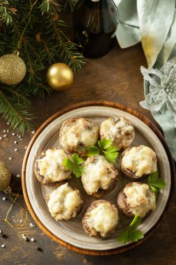 Geleneksel Polonya Noel yemeği masada. Et, pastırma ve peynirle doldurulmuş fırında mantar..