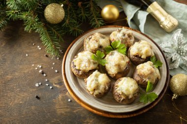 Geleneksel Polonya Noel yemeği masada. Et, pastırma ve peynirle doldurulmuş fırında mantar. Boşluğu kopyala.