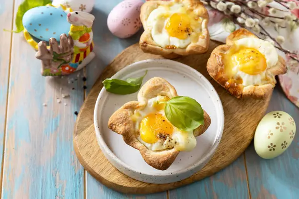 Ouăle Fierte Aluatul Brânză Șuncă Mic Dejun Paște Masă Festivă Fotografie de stoc