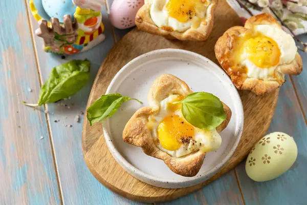 Ouăle Fierte Aluatul Brânză Șuncă Mic Dejun Paște Masă Festivă Imagine de stoc