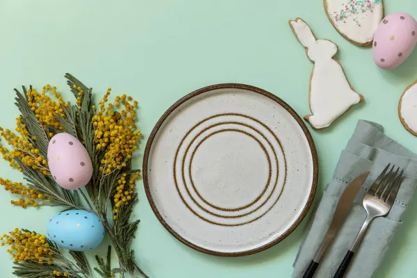 Nastavení Stolu Pro Velikonoční Večeři Velikonočními Vejci Mimózou Pastelovém Pozadí Stock Fotografie