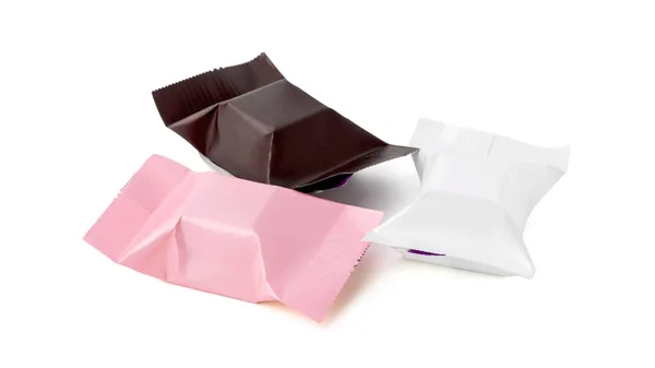 Embalaje Blanco Tres Sobres Caramelo Sobres Chocolate Aislados Sobre Fondo — Foto de Stock
