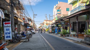 Rayong, Tayland - 2023 Ocak 01: 2023 'ten sonraki sabah taze deniz ürünleri yerel pazarı Yeni yıl Ban Phe liman köyünde Koh Sa-med Adası, Tayland