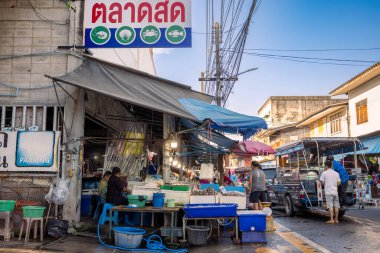 Rayong, Tayland - 2023 Ocak 01: 2023 'ten sonraki sabah taze deniz ürünleri yerel pazarı Yeni yıl Ban Phe liman köyünde Koh Sa-med Adası, Tayland