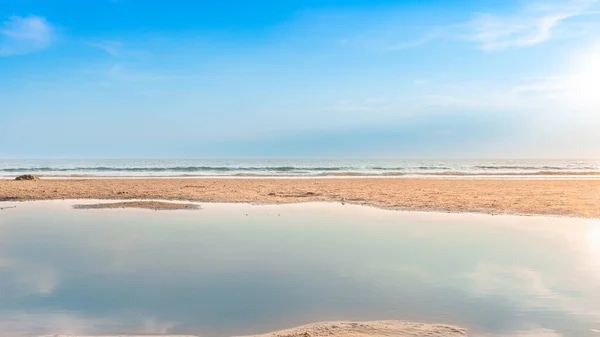 Beautiful Calmness Sea Bright Blue Sky Reflection Water — Stock Photo, Image