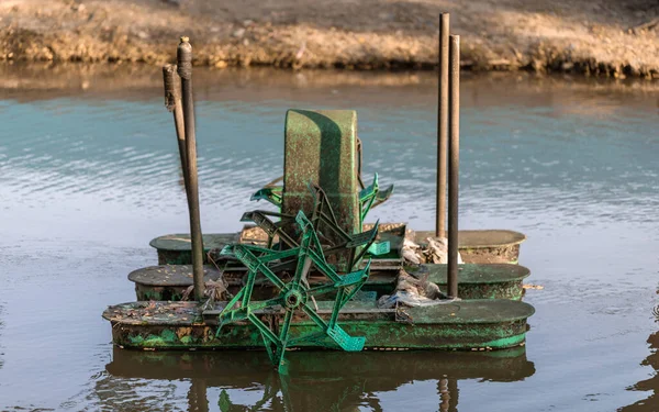 汚れた水のための酸素を処理し 作るための水処理装置 緑の環境コンセプト — ストック写真