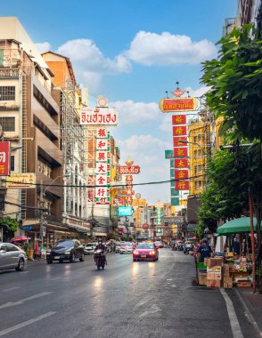 Çin Mahallesi, BANGKOK THAILAND - 2 Şubat 2023: Covid-19 olayından sonra Yaowarat yolu kolay trafikte, Yaowarat Bangkok 'taki Çin Sanat ve Binalarının ünlü simgesidir.
